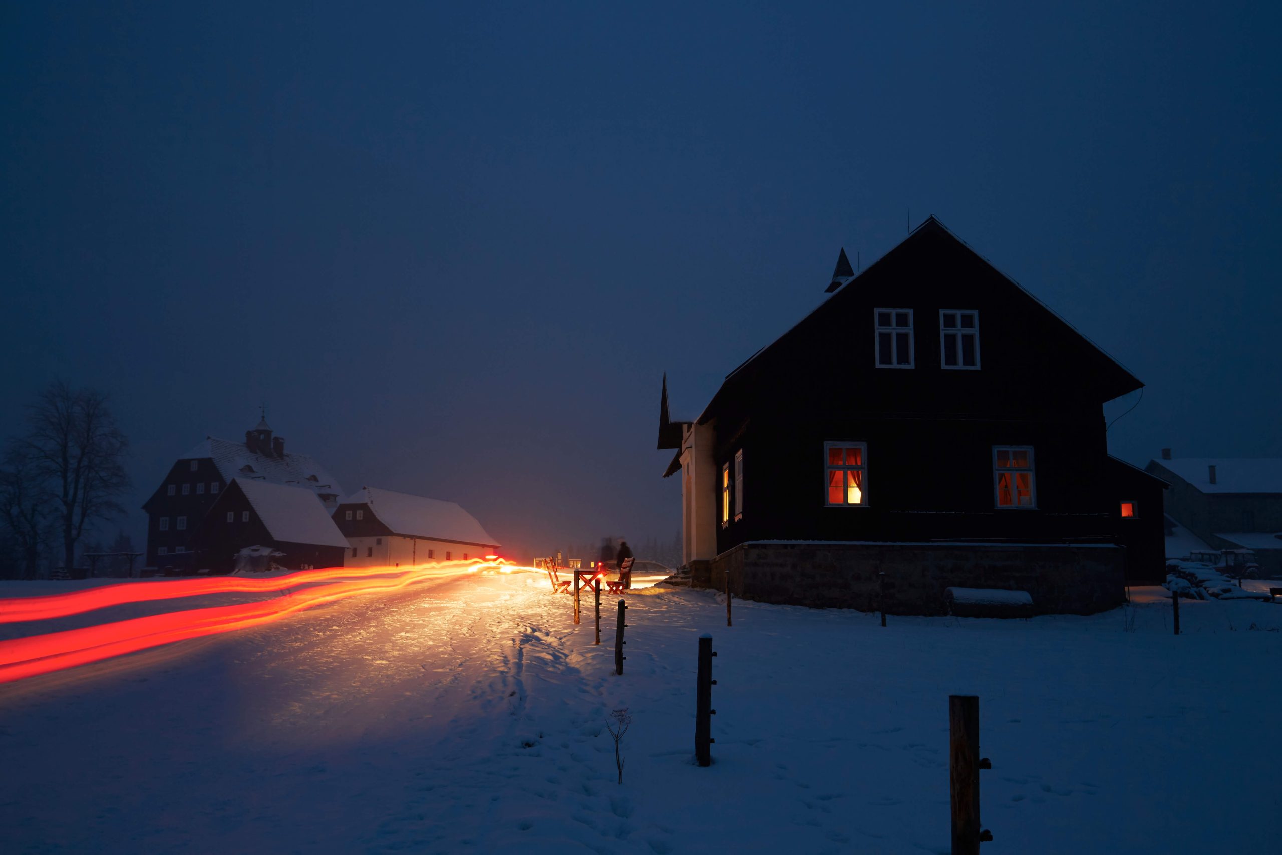casa con luces en la noche