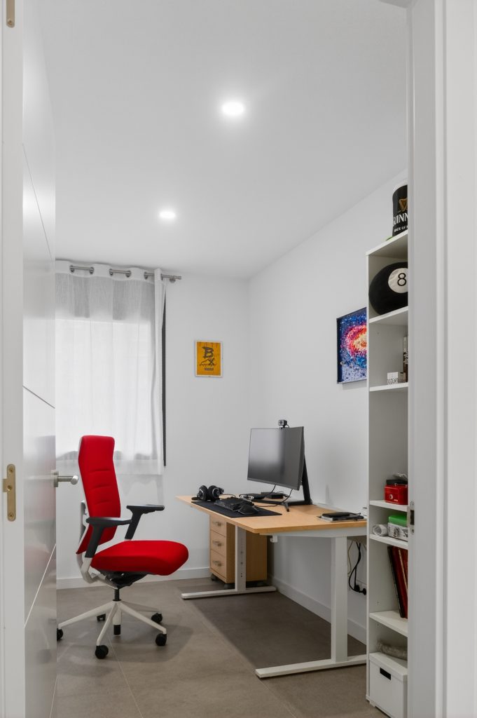 Habitación de trabajo en piso nuevo en Sant feliu de llobregat
